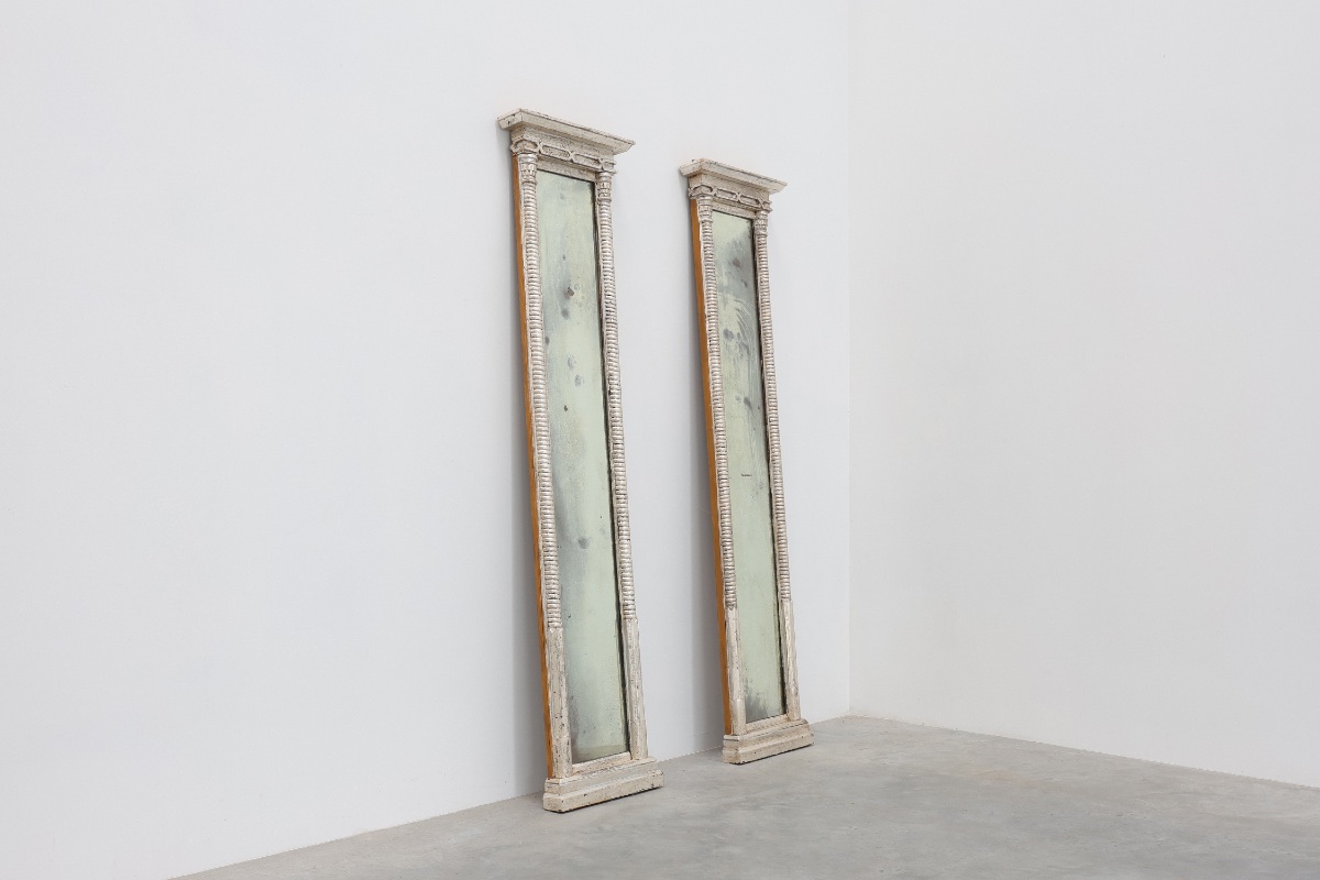 Paire de miroirs sur pied néoclassiques à la feuille d'argent,  Italie, vers 1850-photo-4