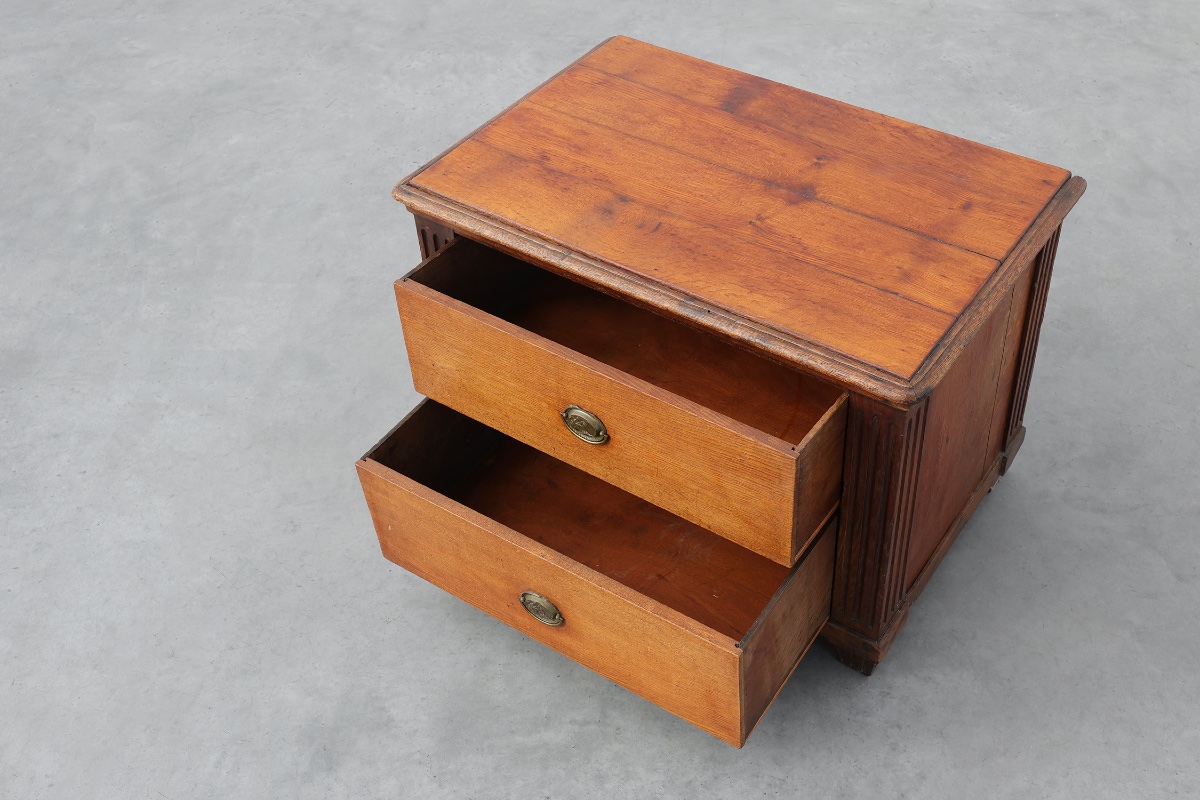 French Louis XVI Oak Commode With Fluted Corner Posts And Brass Handles, Circa 1800-photo-3
