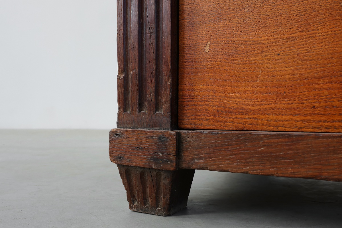 French Louis XVI Oak Commode With Fluted Corner Posts And Brass Handles, Circa 1800-photo-5