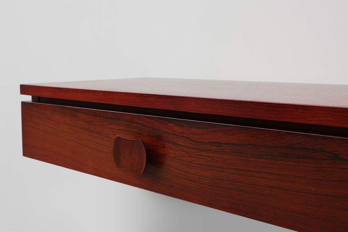 Paire de tables de chevet murales danoises de style Mid-Century Modern en noyer-photo-3