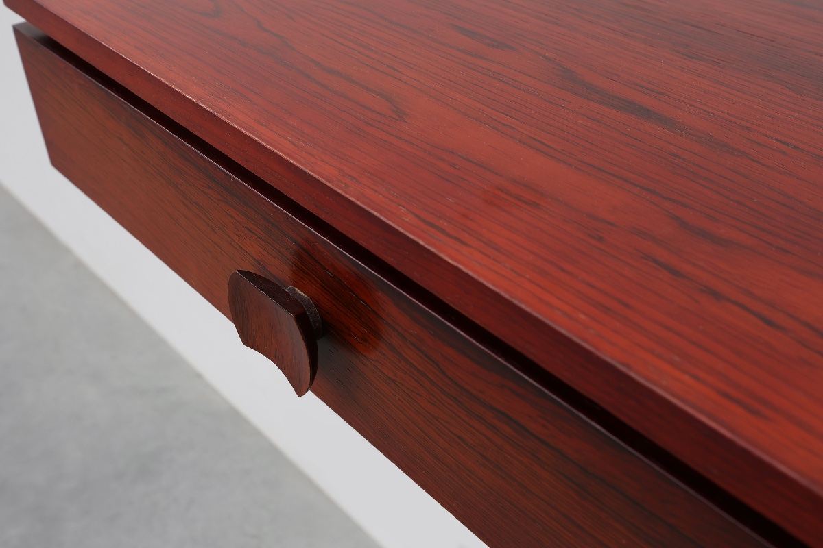 Paire de tables de chevet murales danoises de style Mid-Century Modern en noyer-photo-2