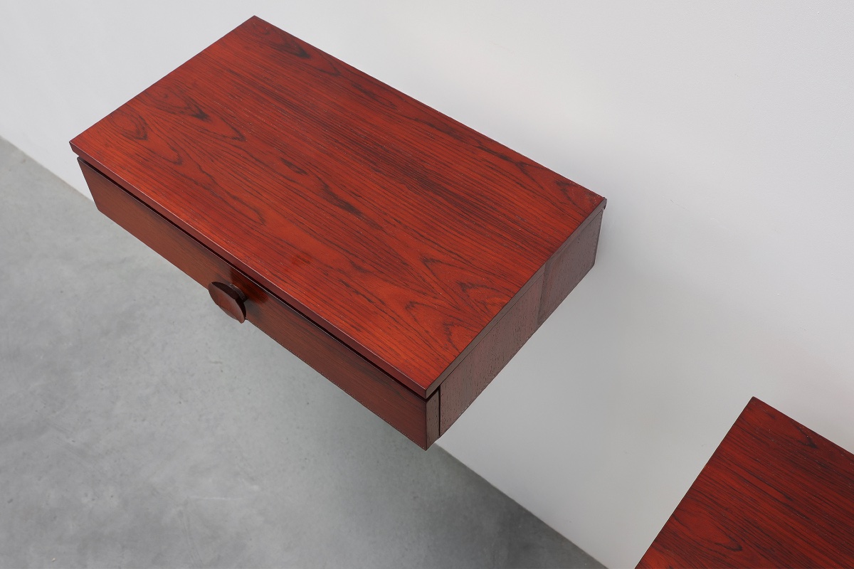 Paire de tables de chevet murales danoises de style Mid-Century Modern en noyer-photo-4