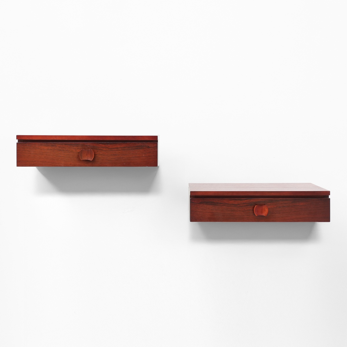 Paire de tables de chevet murales danoises de style Mid-Century Modern en noyer
