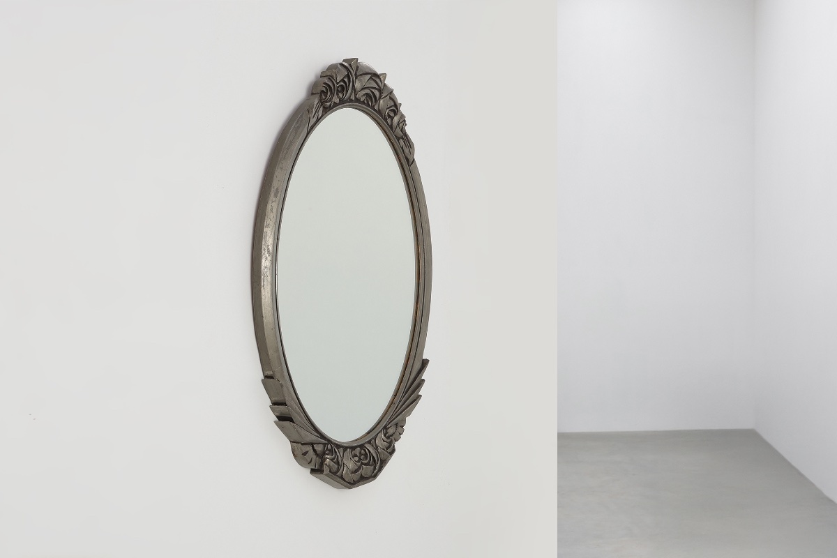 Miroir ovale Art Déco français, années 1920, orné de roses sculptées et d'un cadre argenté.-photo-1