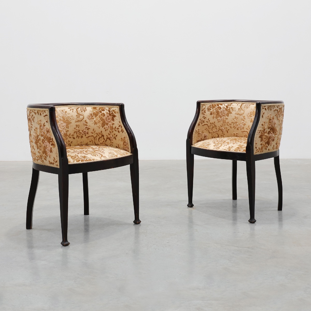 Paire de fauteuils baignoire ébonisés à revêtement floral, France, vers 1900