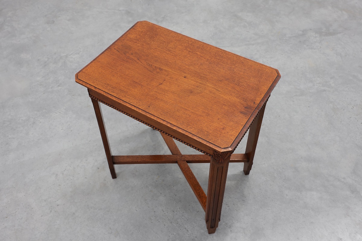 Table d'appoint Art Déco française à pieds cannelés, frise sculptée et entretoise en X, 1920s-photo-4