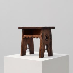Tabouret rectangulaire sculpté en chêne massif de style néogothique, France vers 1900