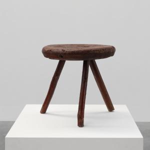 Tabouret tripode rustique en chêne massif de style Wabi Sabi, France vers 1850