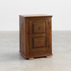 Cabinet rustique en chêne massif orné de sculptures florales géométriques, Belgique