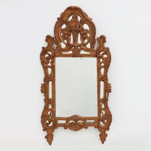 Miroir en bois doré sculpté de style Louis XV, orné d'un blason floral, France, XVIIIe siècle