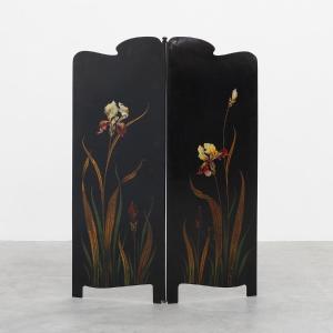 Paravent Art Nouveau à deux panneaux laqués noirs, décor d'iris peints à la main, France