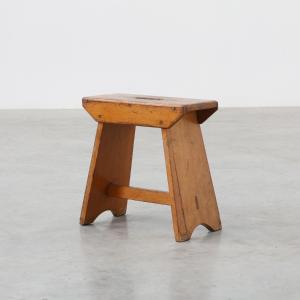 Tabouret rustique en pin à pieds ajourés, Suède, vers 1920