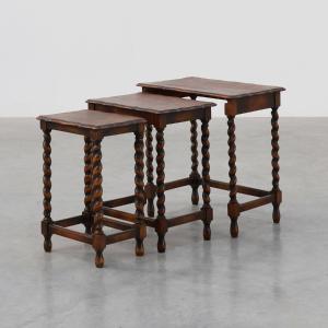 Ensemble de trois tables gigognes en chêne massif, style torsadé, Angleterre, vers 1900
