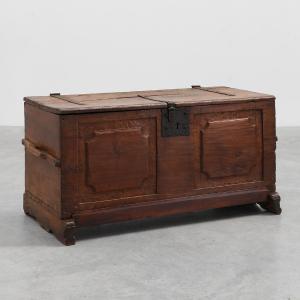Coffre à couvertures en chêne flamand, façade à panneaux et serrure en fer, daté de 1825