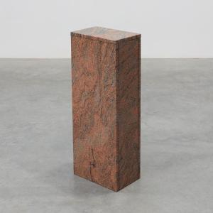 Socle rectangulaire en granit rouge, Belgique, XXe siècle