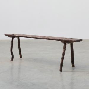 Banc rustique français en bois à pieds évasés, XIXe siècle