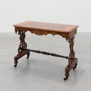 Table d'appoint victorienne en noyer, plateau incrusté et pieds ajourés en volutes, Angleterre