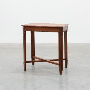 Table d'appoint Art Déco française à pieds cannelés, frise sculptée et entretoise en X, 1920s