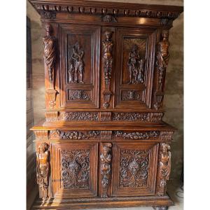 Buffet deux corps XIXème en noyer sculpté