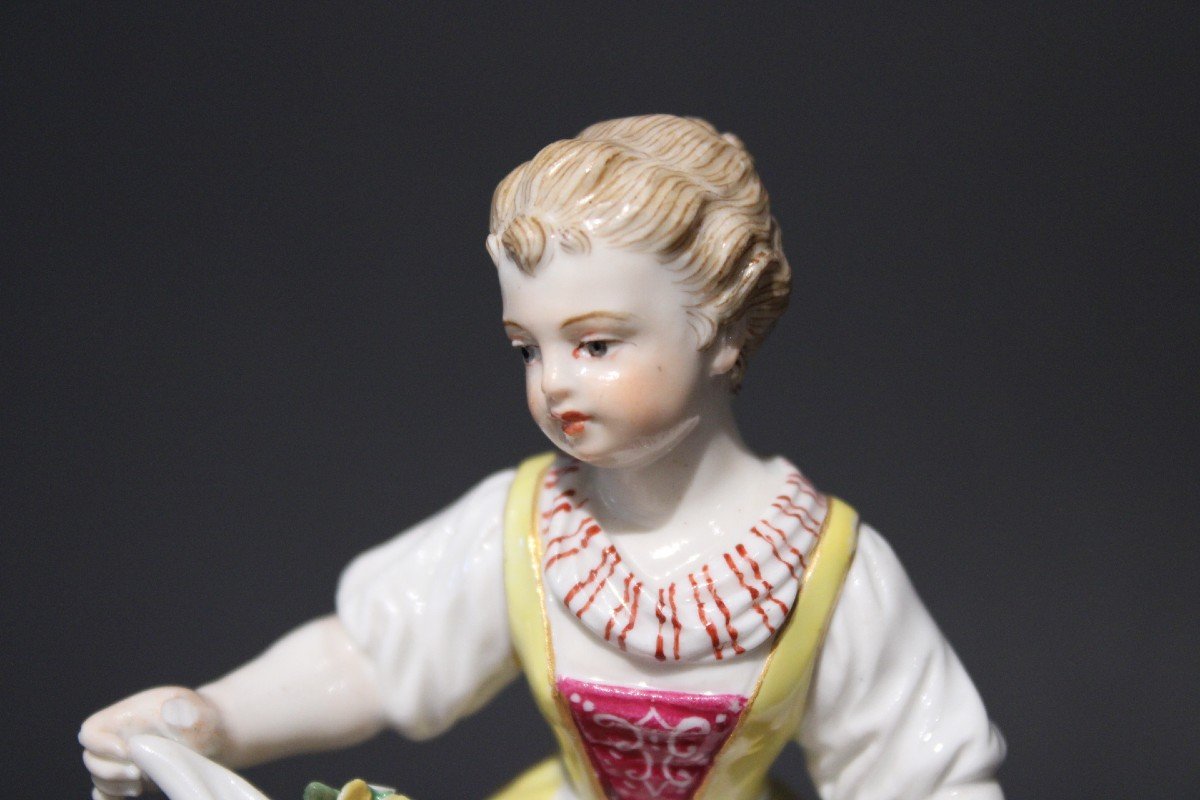 Meissen Porcelain 19th "young Girl With Flowers"-photo-2