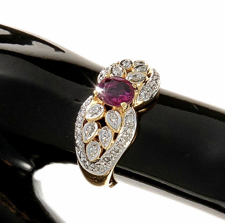 14k Gold Ring With A 0.61 Ct Ruby And Set With 36 Brilliant-cut Diamonds