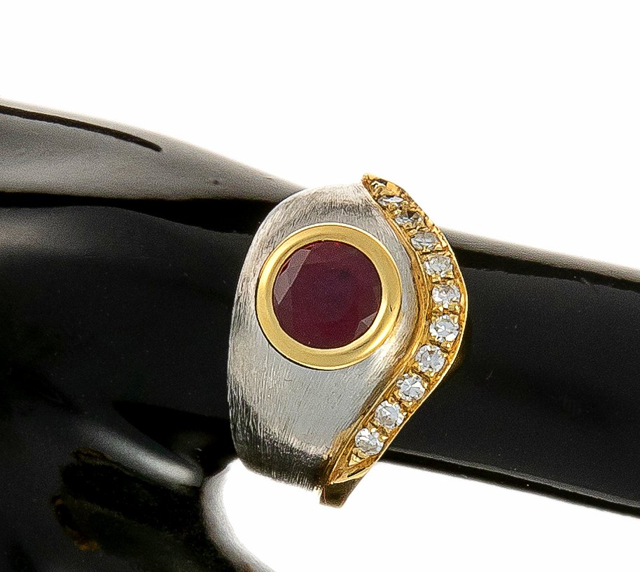 Bague En Or 18k Avec Un Rubis 2.88 Ct Et Sertie De 10 Diamants -photo-2