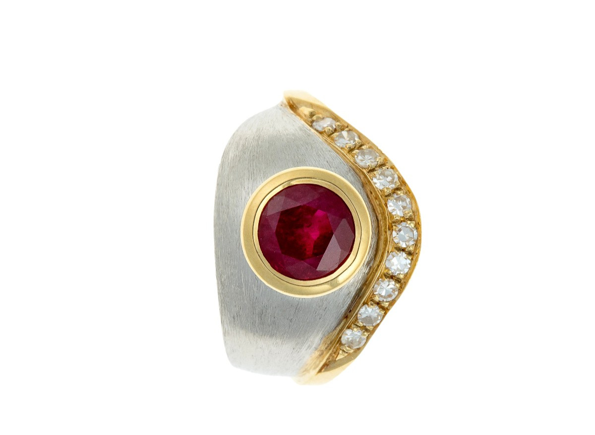 Bague En Or 18k Avec Un Rubis 2.88 Ct Et Sertie De 10 Diamants 