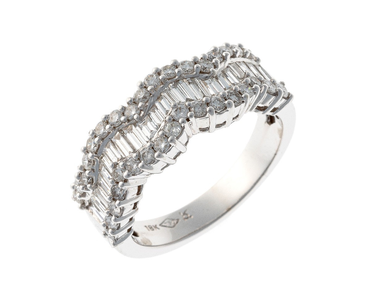 18k White Gold Ring With Diamonds
