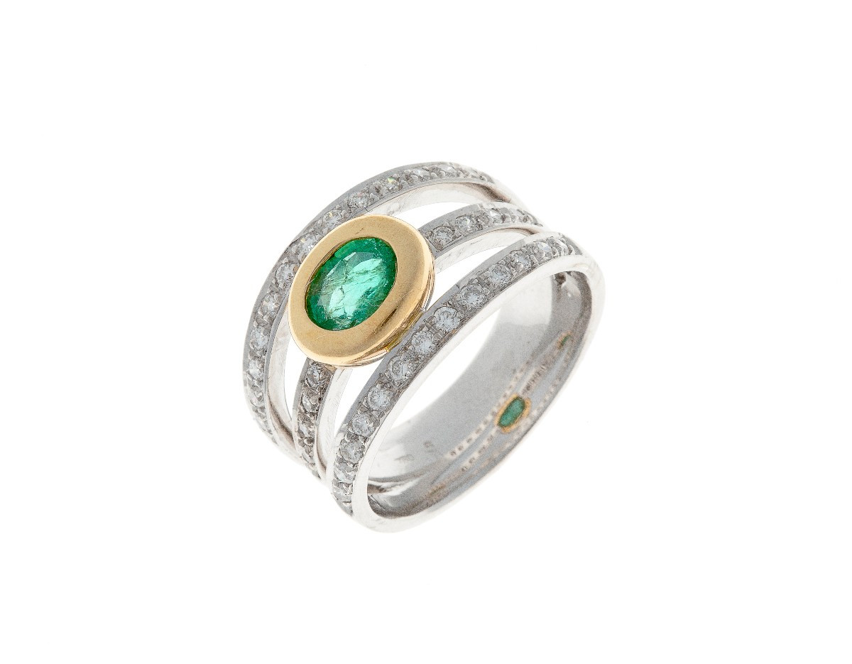 Bague en or 18k sertie de diamants et émeraude 