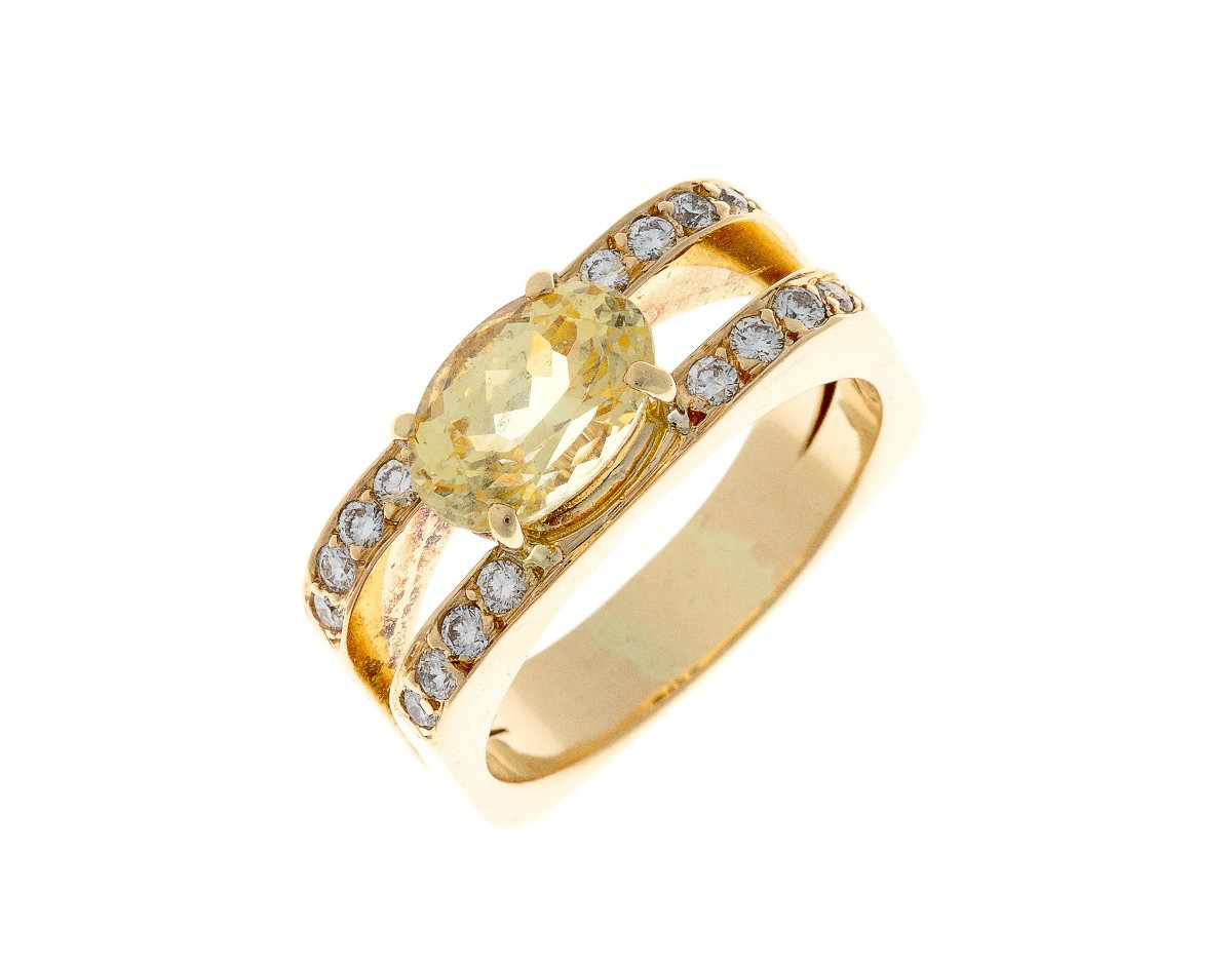Ring In 18k Gold With Yellow Sapphire And Diamonds