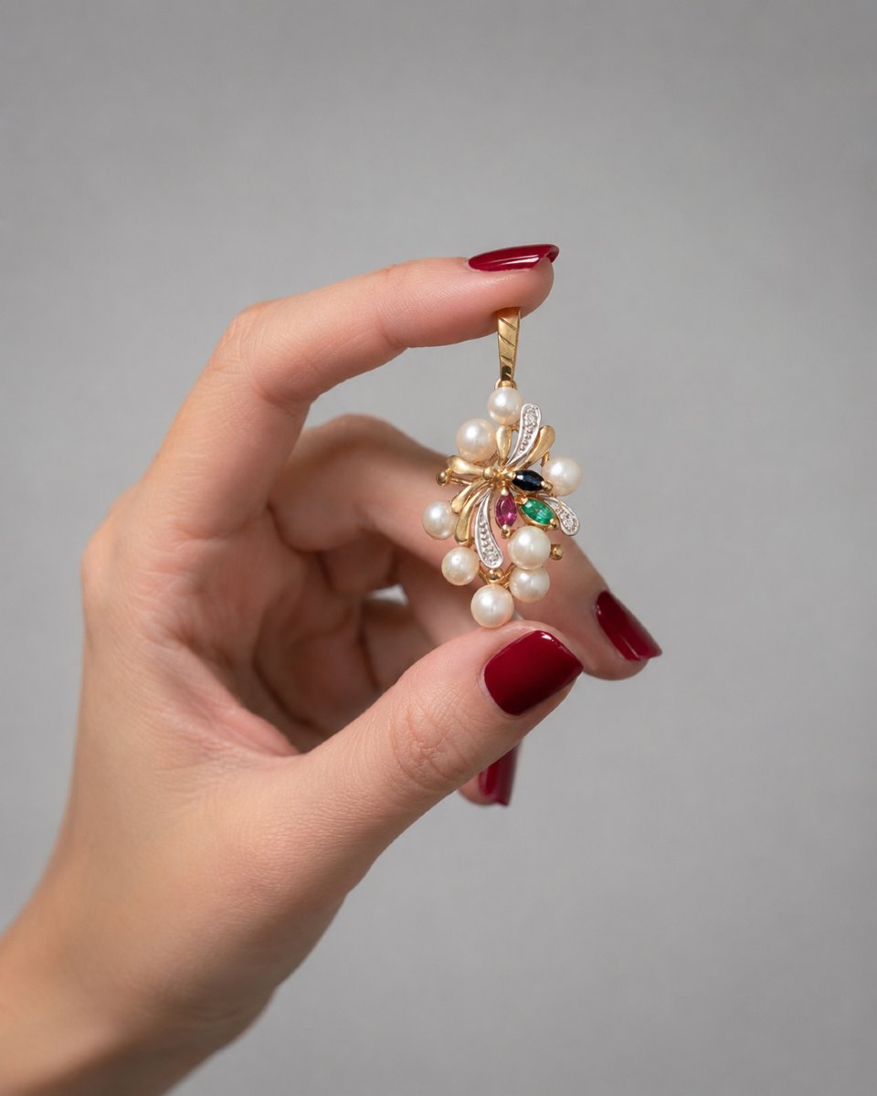 Pendentif en or 14k orné de diamants, rubis, émeraudes, saphirs et perles. XXe siècle.
