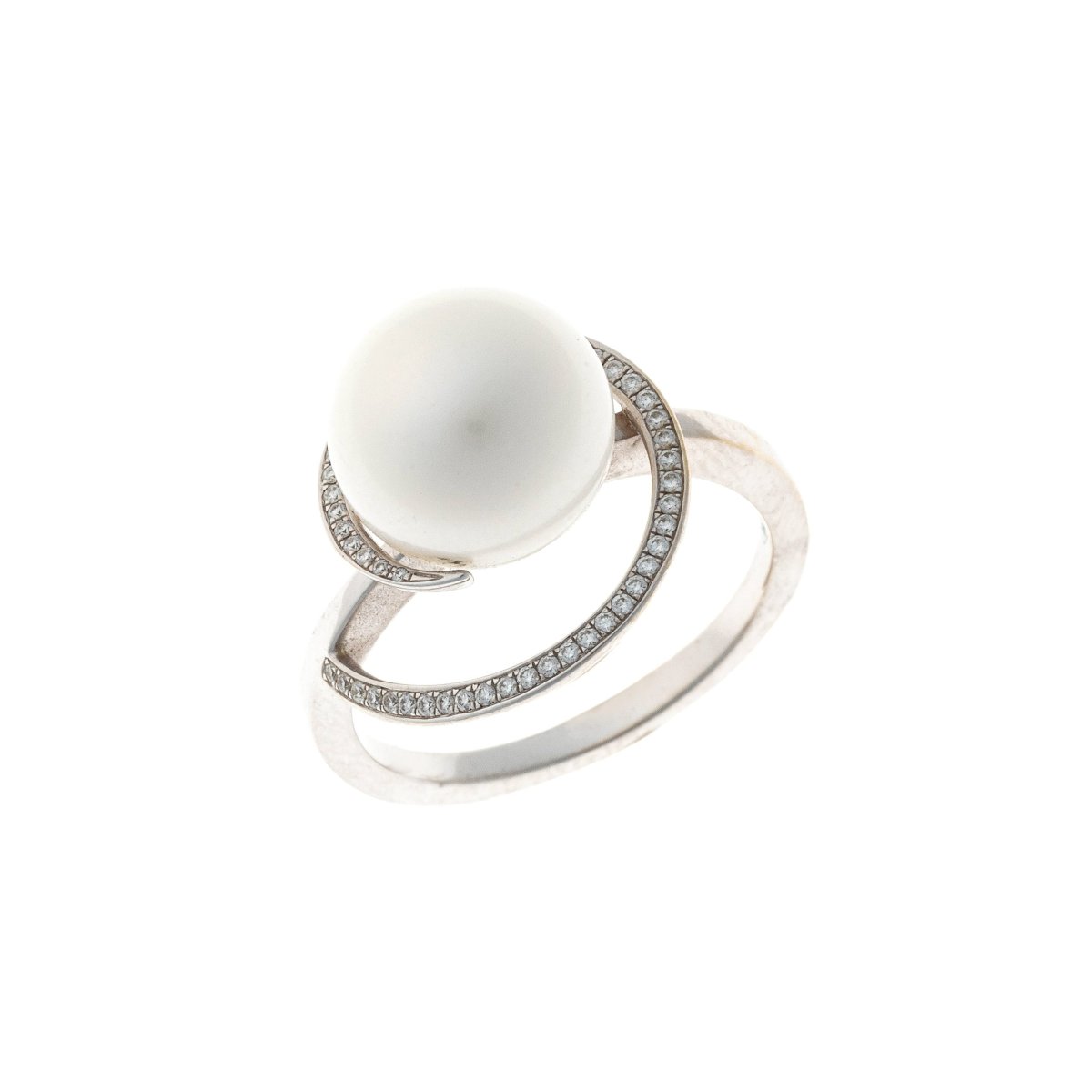 18k Gold Ring With A Pearl And Diamonds