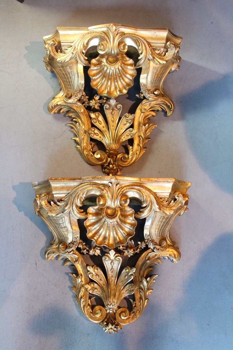 paire de grandes consoles murales en bois sculpte et dore de style Louis XV, 19eme