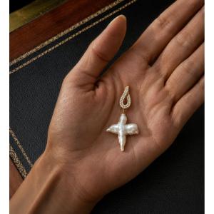 18k Gold Pendant Featuring A Cross-shaped Baroque Pearl And Diamonds