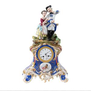 Pendule en porcelaine peint et dore, travail francaise 19eme