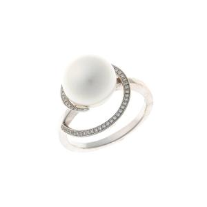 18k Gold Ring With A Pearl And Diamonds