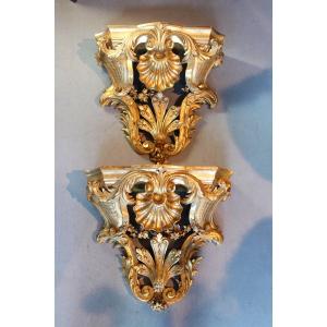 Paire de grandes consoles murales en bois sculpte et dore de style Louis XV, 19eme