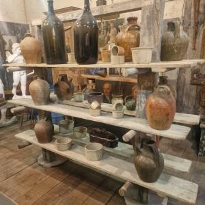 Etagère de poterie