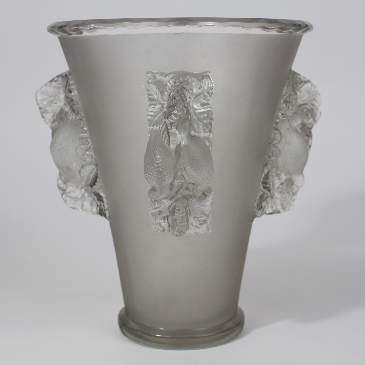 R  LALIQUE   VASE  " ST EMILION  "