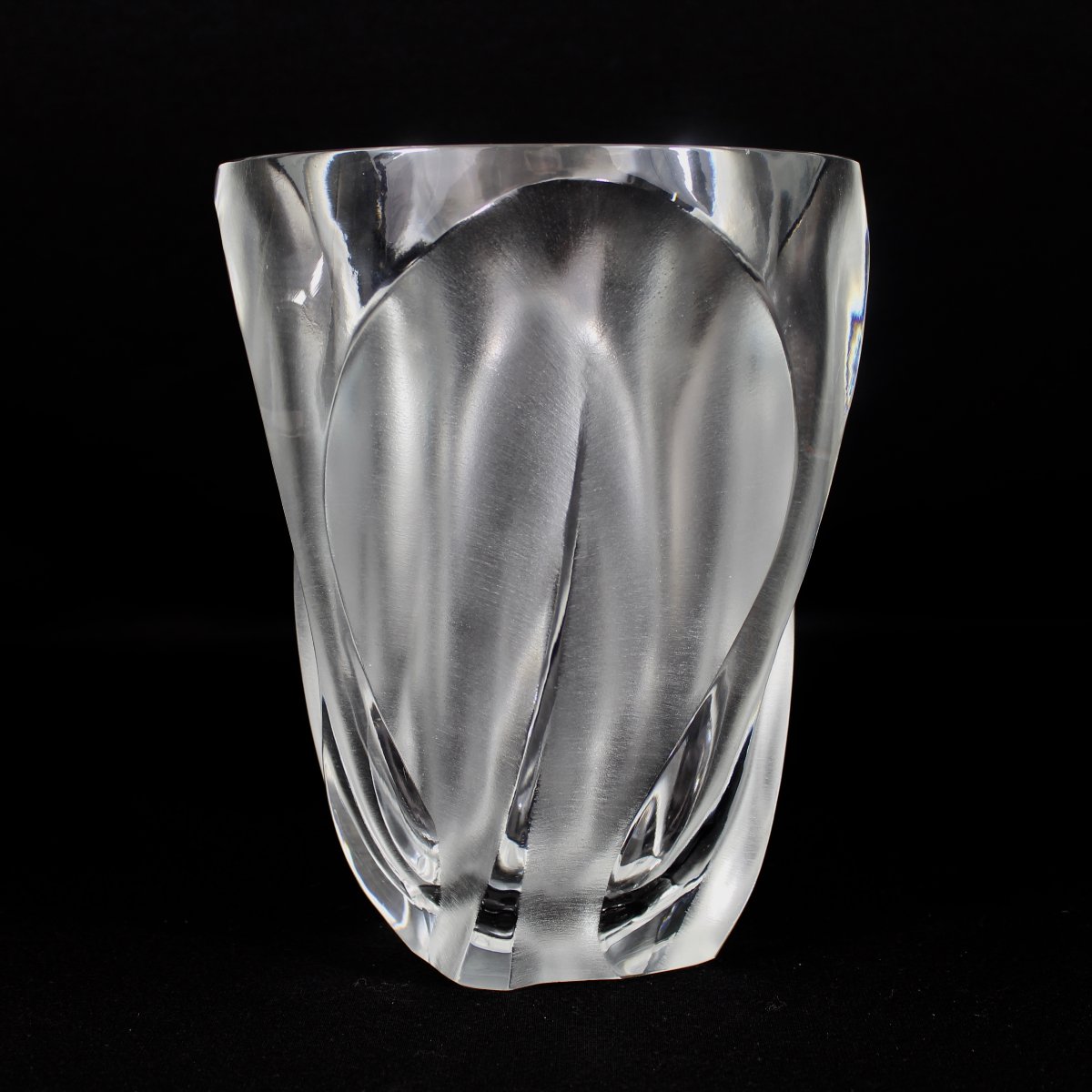LALIQUE  FRANCE     VASE  "INGRID "
