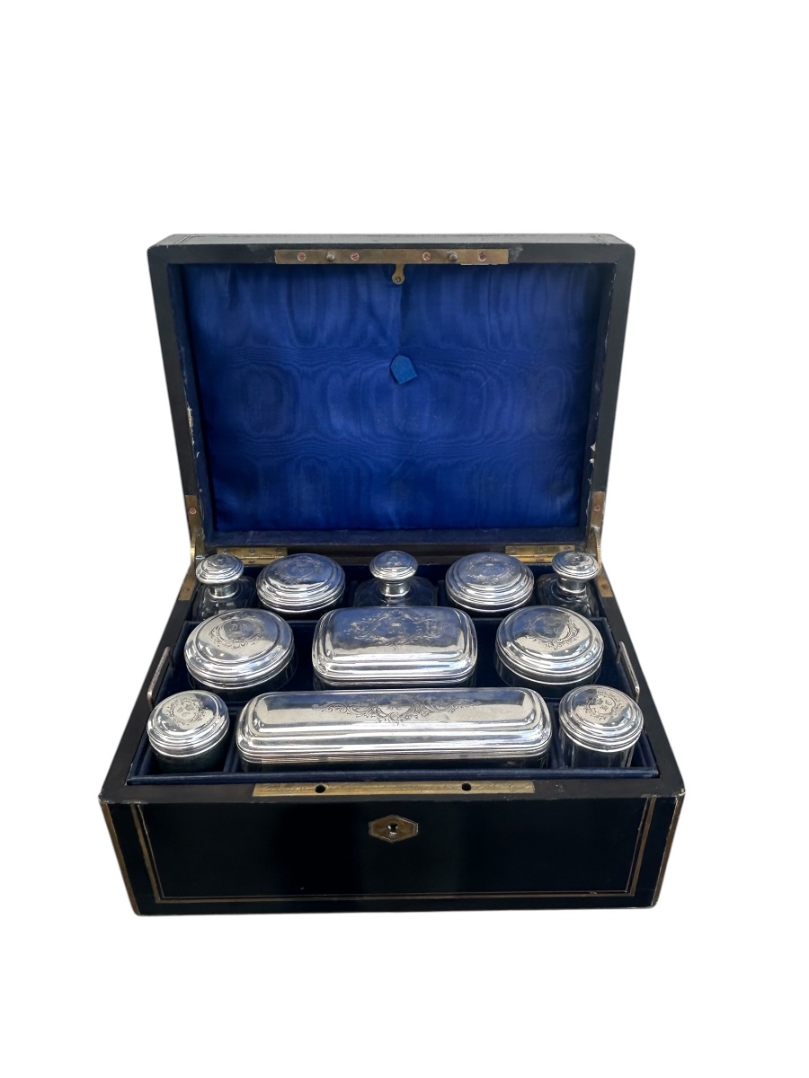 Boite de toilette couronne argent