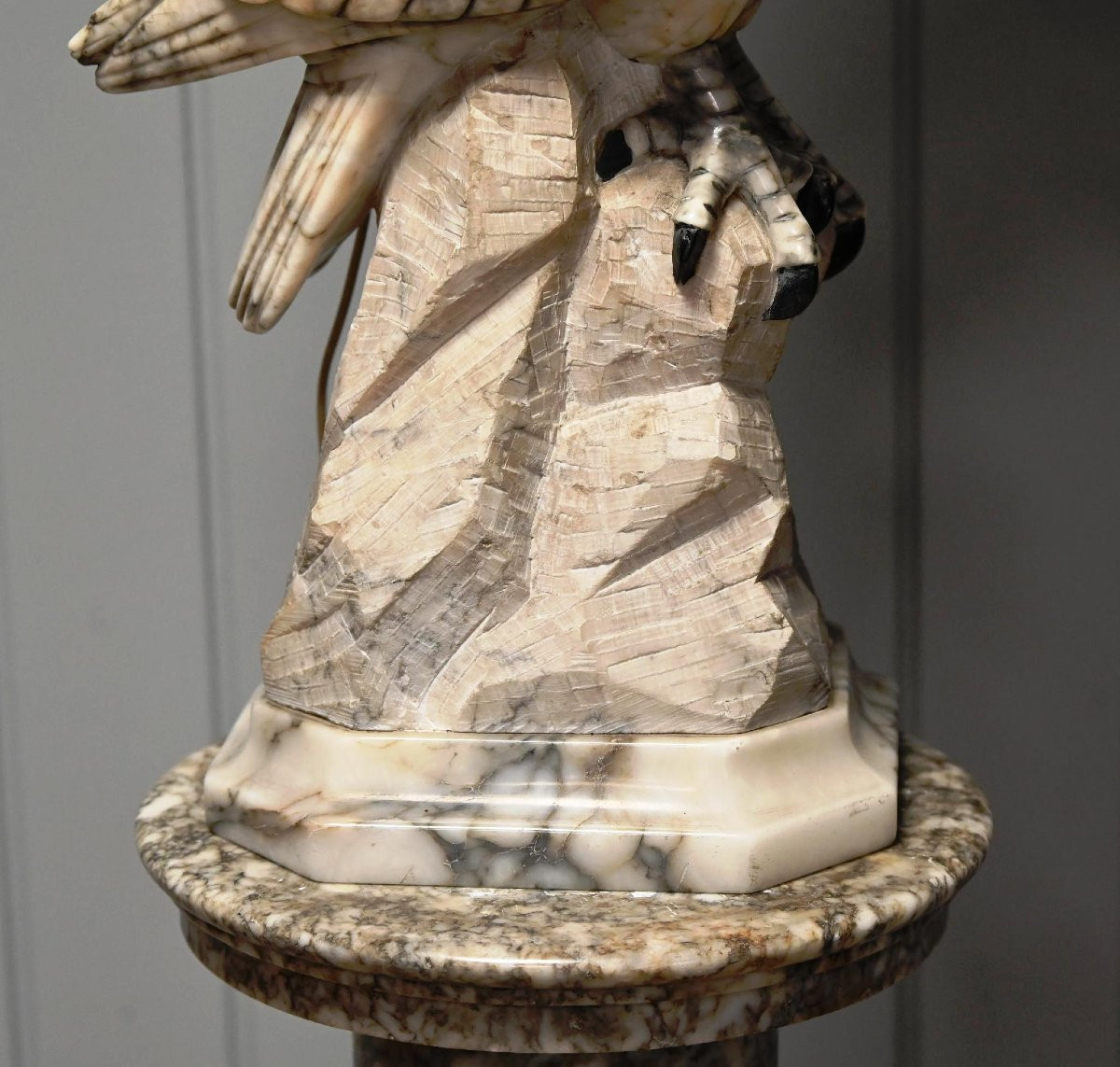 Large Alabaster Light Fixture Representing A Vulture -photo-4