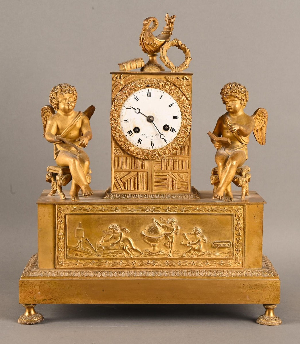 Pendule en bronze doré figurant deux puttis