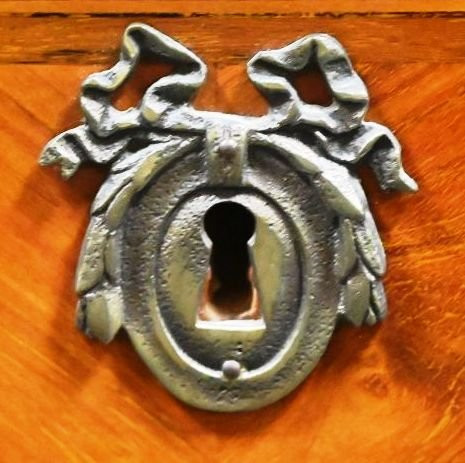 Commode de style Louis XV en acajou et marqueterie de bois indigènes -photo-3