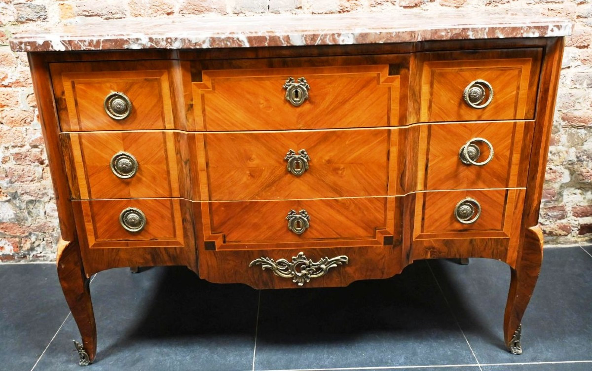 Commode de style Louis XV en acajou et marqueterie de bois indigènes 