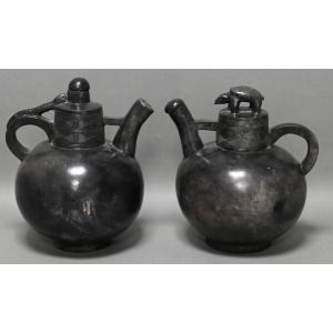 Paire de pichets couverts Lunda Tshokwe en terre cuite vernissée.