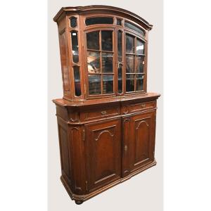 Vitrine deux-corps liégeoise en chêne sculpté.