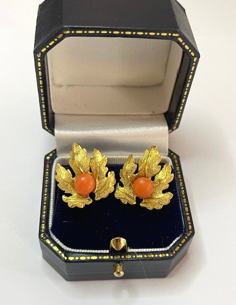Paire De Boucles d'Oreilles à Décor Floral Et Corail