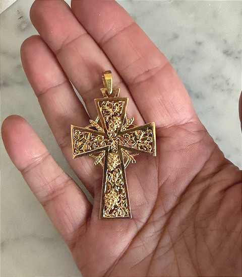 Croix rayonnante à décor de raisins, en or jaune-photo-2