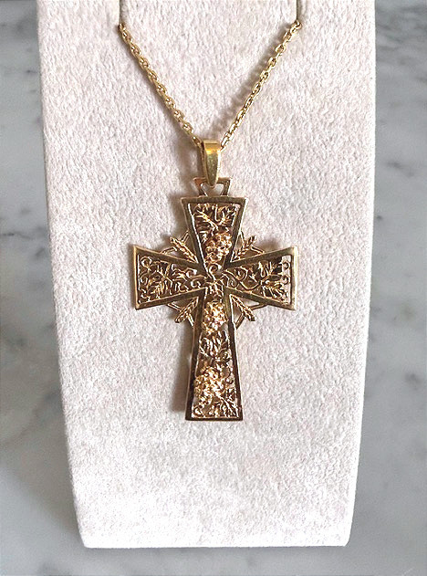 Croix rayonnante à décor de raisins, en or jaune-photo-3